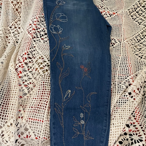 Size 18 Bandolino embroidered cropped jeans - Picture 3 of 7